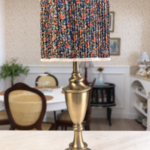 Luminária de Mesa Dourada com Cúpula Floral Plissada