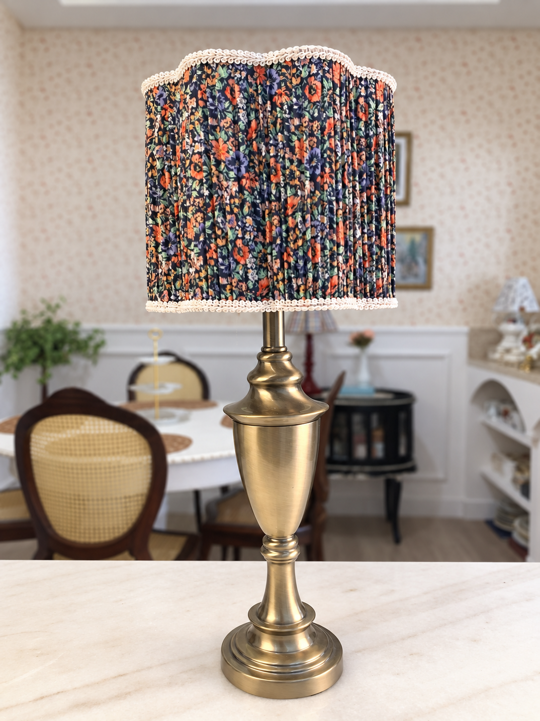 Luminária de Mesa Dourada com Cúpula Floral Plissada - Imagem 1