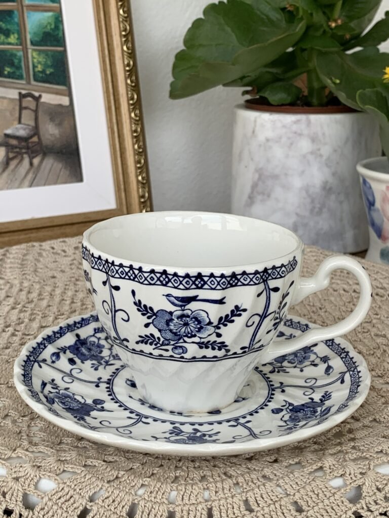 Xícara com Pires Inglês Azul com Flores e Pássaros