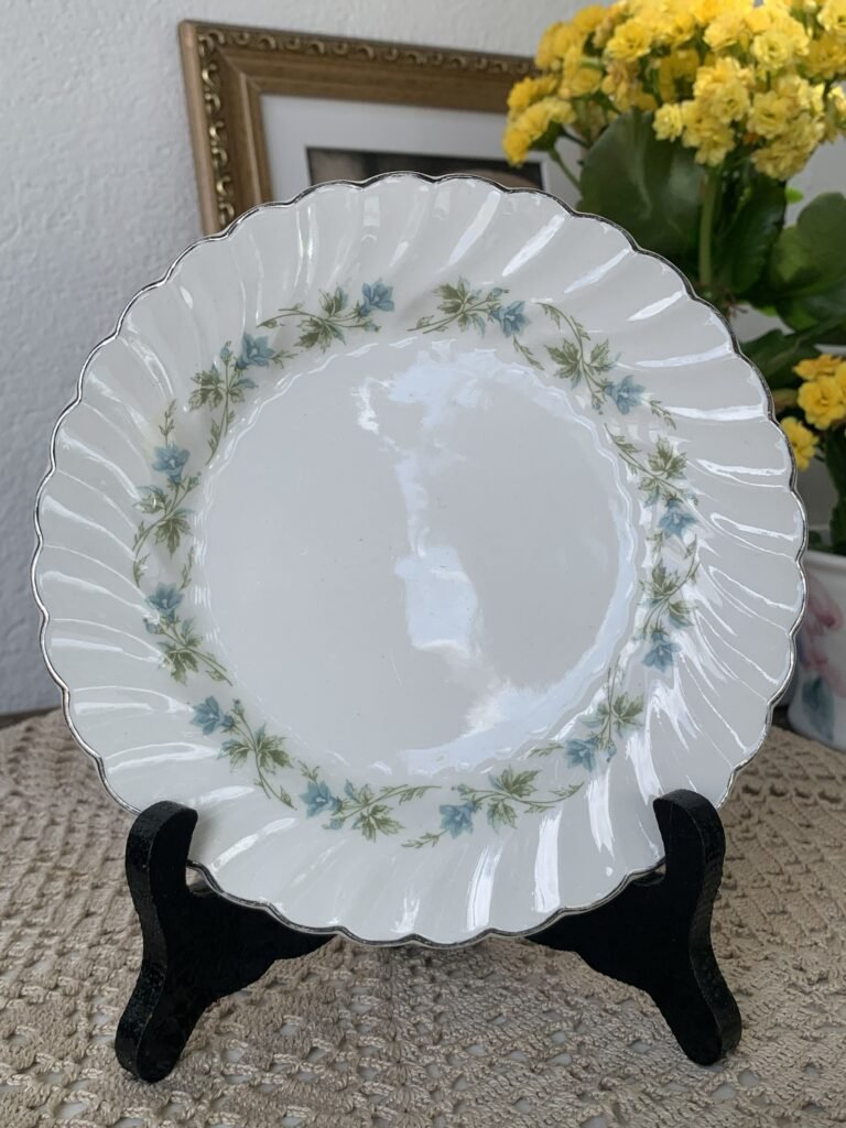 Prato de Pão Johnson Bros com Guirlanda Floral Azul