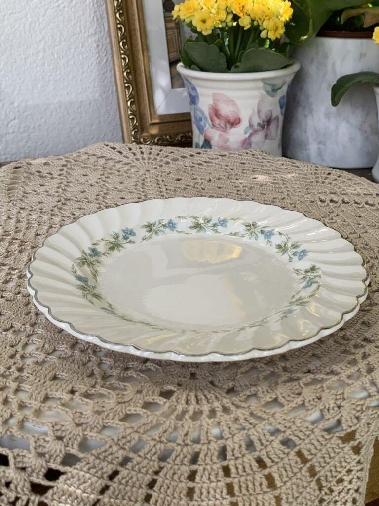 Prato de Pão Johnson Bros com Guirlanda Floral Azul