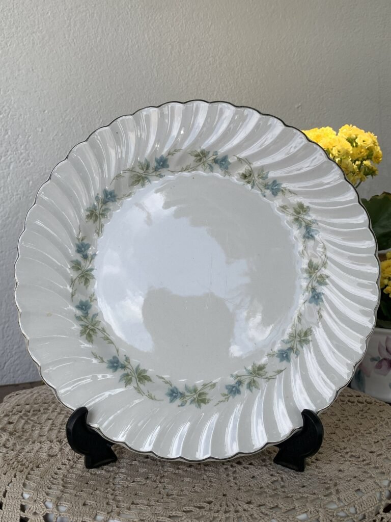 Prato Raso Johnson Bros Snowhite Regency com Guirlanda Azul